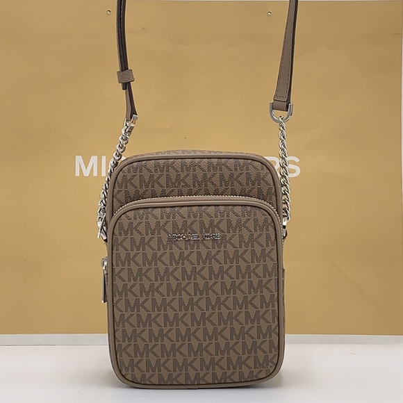 MICHAEL KORS
Jet Set Travel Medium Signature Logo Crossbody Bag
COLOR DUSK - Picture 8 of 16